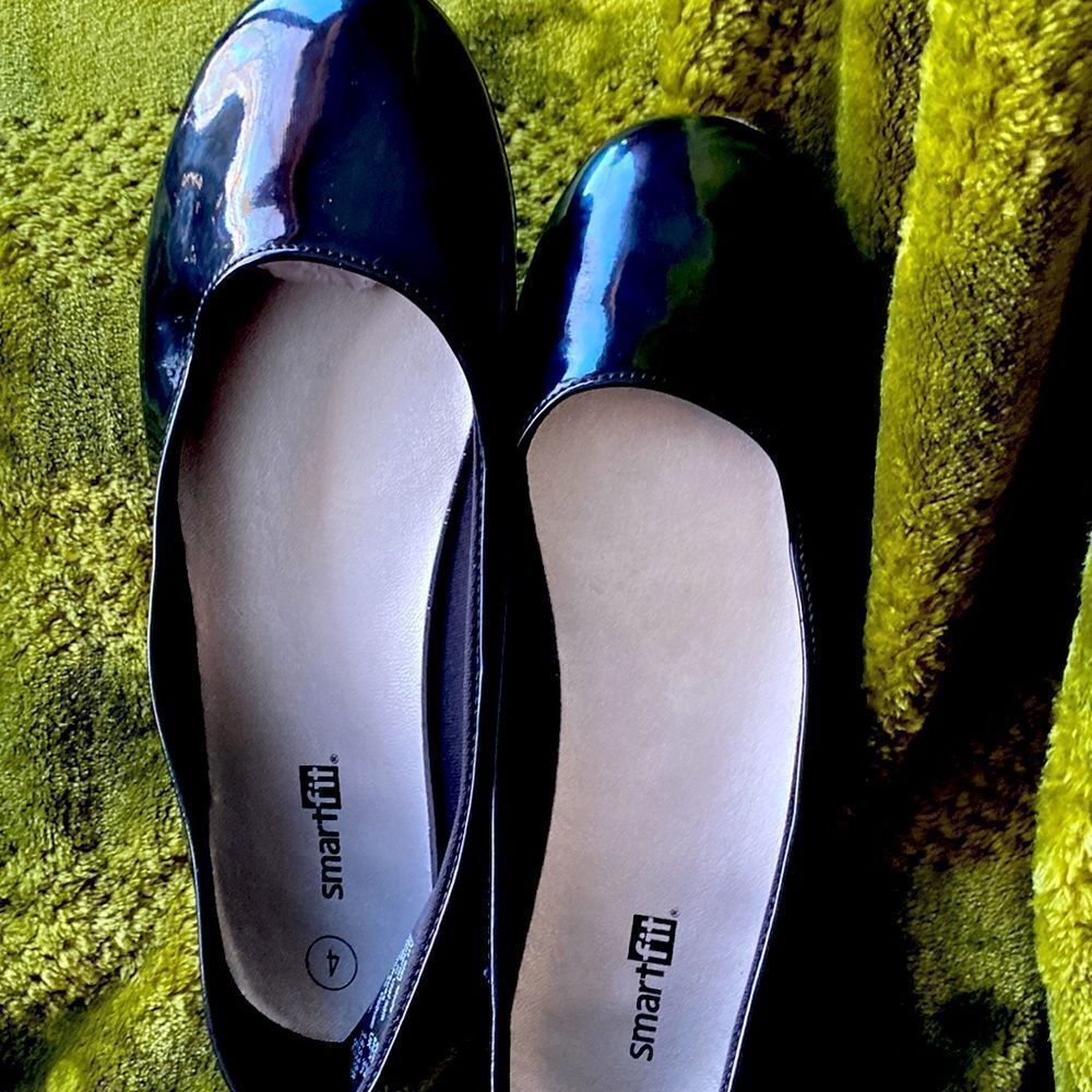 Smart Fit Girls shiny Black dress shoes size 4